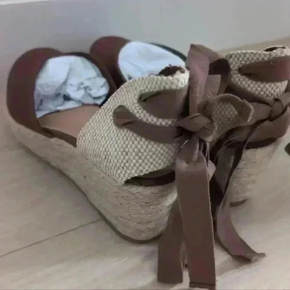 AMAZON ESSENTIALS | Women's Deep Brown Lace Up Classic Wedge Sandals - Picture 4 of 6